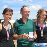 6_Aviron-2015_Pauline-Annaëlle-et-leur-entraineur-Jacques